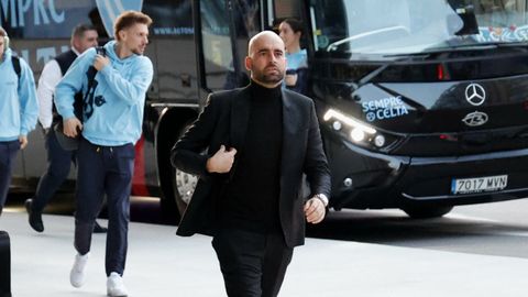 El entrenador del Celta, Claudio Gir�ldez, a su llegada a Bala�dos para un partido reciente.