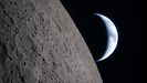 La Tierra asomando tras las superficie lunar durante el vuelo por la cara oculta