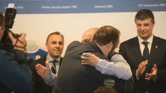 Abrazo entre Jorge Men�ndez Vallina y Manuel Lafuente