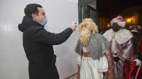 Cabalgata y recepci�n en Muxia. El alcalde, Iago Toba, se encarga de tomar la temperatura a la gente antes de entrar en la sala A Camposa