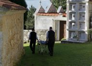 Dos empleados de una funeraria se dirigen al lugar para recoger el cad�ver. 