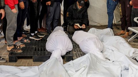 Cuerpos de palestinos muertos en ataques israel�es, en el hospital Abu Yousef Al-Najjar en Rafah.