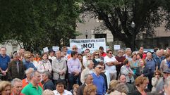 P�blico en el Campo Vald�s, y la pancarta de Asturias Laica al fondo