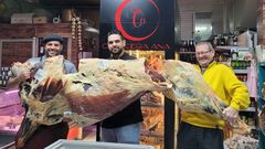 Los responsables de la carnicer�a Ana de Cambre y del restaurante Furancho Brasa Clandestina de A Coru�a se repartieron una vaca cachena para venderla en el local y organizar unas jornadas gastron�micas.