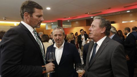 El conselleiro de Cultura, Lingua e Xuventude de la Xunta de Galicia, José López, el presidente de Civis Global, Víctor del Canto, y el presidente de Promotores Inmobiliarios de Pontevedra, Javier Garrido, charlan en la comida ofrecida después de los Encuentros en el Eo, en Viveiro