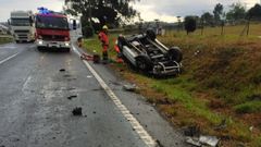 El veh�culo accidentado en Barreiros qued� volcado junto a la carretera nacional
