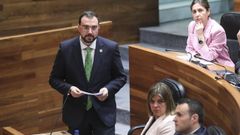 El presidente asturiano, Adrin Barbn, durante su intervencin en el pleno de este mircoles en la Junta General del Principado