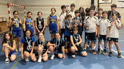 Integrantes de los equipos mini, masculino y femenino, y premini del club barbanzano.