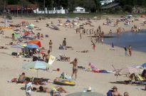 <span lang= es-es >El buen tiempo se quedar� toda la semana</span>. La subida de las temperaturas hizo que, sobre todo durante el fin de semana, las playas luciesen un aspecto t�picamente veraniego y se llenasen de ba�istas. Las previsiones de Meteogalicia apuntan a que el buen tiempo se mantendr� durante toda la semana y se espera que el mercurio vuelva a subir y marque m�ximas pr�ximas de los 30 grados. 