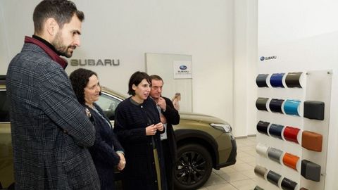 La conselleira de Econom�a y otros altos cargos de la Xunta, en una visita a un concesionario