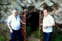 El alcalde de Mondo�edo (izquierda) y el vicepresidente de la Diputaci�n, ayer junto a las cuevas.