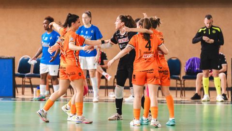 Irene, Lara, Ana Eliza, Sydorenko y Cris Blanco celebran uno de sus goles ante el Melilla Torreblanca.
