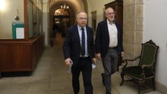 Xos� S�nchez Bugallo con el portavoz del grupo socialista, Sindo Guinarte