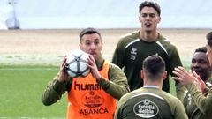 El jugador del Celta Mat�as Vecino, con Jones El-Abdellaoui, durante un entrenamiento.