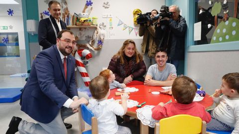 El presidente del Principado de Asturias, Adri�n Barb�n (i), visita una guarder�a en Luanco (Goz�n)