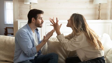 Imagen de una pareja escenificando una discusi�n.