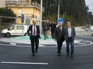 Louz�n -izquierda- y Tour�s -derecha- inauguraron ayer la nueva rotonda de A Goulla. 