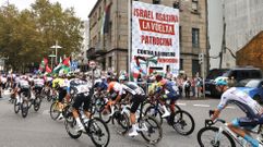 Protestas denunciando el genocidio de Palestina mientras los corredores de La Vuelta a Espaa pasan por Pontevedra.