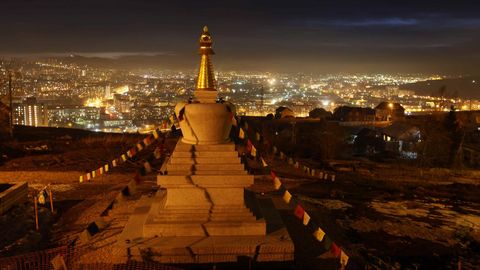 Vista de un monumento religioso en Krasnoyarsk (Rusia) durante el apagado de luces