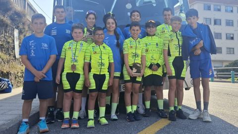 Integrantes del club que se desplazaron a la localidad pontevedresa.