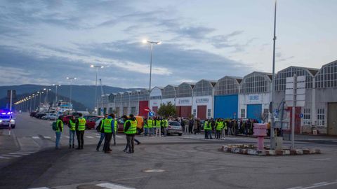 Huelga del metal, un piquete ante los astilleros Nodosa, donde nadie entr� a trabajar en Mar�n