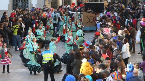 S�bado de pi�ata en Celanova.Los gruposy comparsas estuvieron muy animados, con tem�ticas variadas, como Mary Poppins, las vespas. Y el p�blico tambi�n colabor� con el  atrezzo .