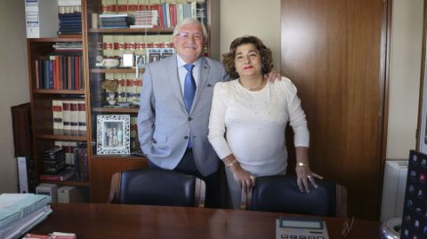 Manuel y María Jesús se dedican estos días a recoger el local de Entrecercas (a un paso de la plaza de Rodrigo de Padrón) que ocupó su asesoría durante 43 años y a enviar los documentos de las empresas y particulares a los nuevos gestores que han elegido, con vistas a poder alquilar este inmueble en un futuro. Este domingo se despedirán de sus clientes más cercanos con un vino al aire libre, si el tiempo lo permite.