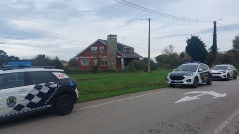Unidades de la Guardia Civil y Polic�a Local de Ribadeo ante la vivienda de los dos hermanos fallecidos