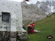 Personal del Grupo de Rescate del SEPA atiende al monta�ero que se clav� un piolet durante una ruta en Picos de Europa.Personal del Grupo de Rescate del SEPA atiende al monta�ero que se clav� un piolet durante una ruta en Picos de Europa