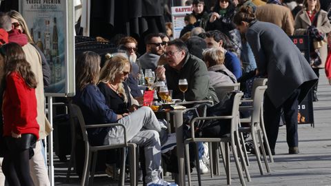 Clientes en la terrazas de La Marina de A Coru�a.