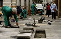 Trabajadores de la brigada municipal reparan fallos en las obras en enero del 2011.