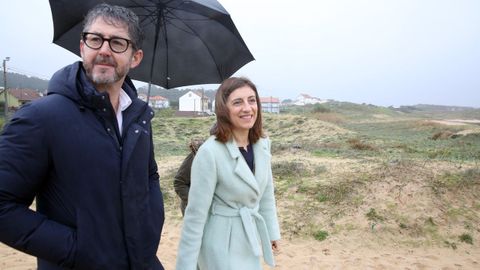 La conselleira de Medio Ambiente, ngeles Vzquez, en la playa de Queiruga acompaada del alcalde de Porto do Son, Luis Oujo.