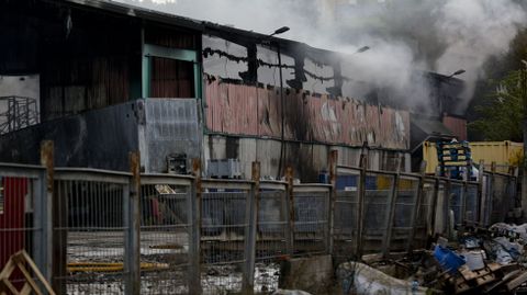 Cenizas tras el voraz incendio en la nave de reciclaje de Acteco en el polígono industrial de Sabón, en Arteixo