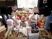 Ambos hosteleros recogieron alimentos en verano.