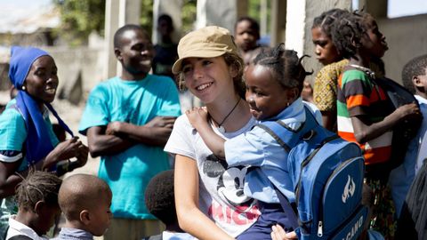 Marta Borrell en su viaje a Mozambique, que cuenta en el documental Una luz en la oscuridad