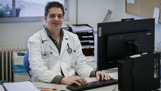 Ovidio Fern&aacute;ndez, onc&oacute;logo en el CHUO. 