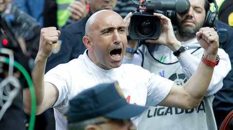 Abelardo celebra la permanencia del Sporting.Abelardo celebra la permanencia del Sporting