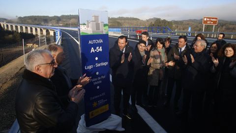 Puente, con representantes de otras administraciones durante la inauguración de la autovía