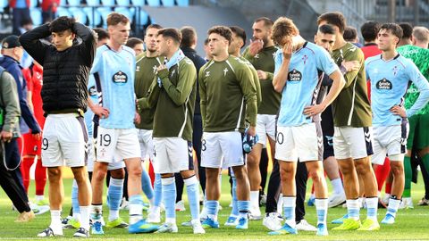 Los jugadores del Celta, tras consumarse la eliminaci�n europea ante el Friburgo.