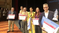 Los premiados por AJE. Imagen de los galardonados, entre los que se encuentran los tres empresarios coru�eses, que son Brais M�ndez, de Docuten (segundo por la izquierda); Gonzalo Somoza, de Koh Lanta (tercero por la izquierda), y Maite Vali�o, de Atlante (segunda por la derecha)