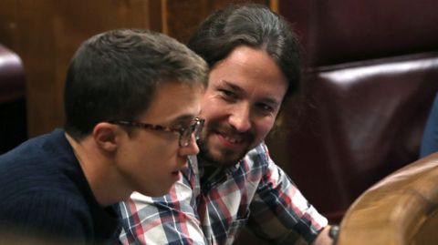 Los diputados de Unidos Podemos, ��igo Errej�n y Pablo Iglesias durante el pleno en el Congreso de los Diputados