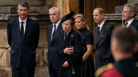 Tres de los hijos de la reina (los prncipes Eduardo y Andrs y la princesa Ana) reciben al fretro en Holyrood