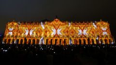 El �ltimo espect�culo audiovisual y pirot�cnico en el Obradoiro fue el del 2019. Desde entonces, los Fogos do Ap�stolo se ofrecen desde varios puntos de la ciudad y la funci�n audiovisual acab� por desaparecer.