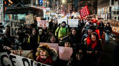 Manifestantes durante la vigilia tras el fallecimiento de Alex Pretti, tiroteado por agentes del ICE en Minnesota