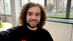 Adri�n Noia gan� el segundo premio del concurso de j�venes talentos Xuventude Crea en la modalidad de novela corta en el 2021 con �O pa�s dos raposos�, obra con la que debut� en el mundo editorial. Ahora publica su segundo libro, �A terra leve�, este estudiante del grado de Lengua y Literatura Espa�ola compostelano. Y todo apunta a que no ser� el �ltimo.