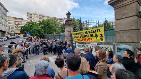 Protesta vecinal por la corta de �rboles en el Xard�n do Pos�o de Ourense.