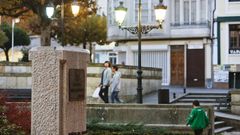 Roban el busto de Fraga de la Praza da Constituci�n de Vilalba