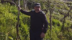 Tonecho Meixide, entre vi�as, na s�a adega de Bordel, en Abegondo