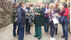 Mercedes Fern�ndez conversa con las socias de Mujeres Siglo XXI en en Besullo (Cangas del Narcea).Mercedes Fern�ndez conversa con las socias de Mujeres Siglo XXI en en Besullo (Cangas del Narcea) 