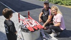 Jacinto Teixeira y Mar�a Alejandra D�az con el peque�o Iker, donde ocurri� el accidente